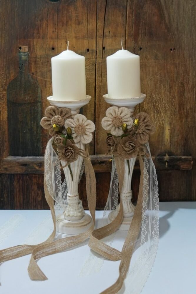 “Κεριά Γάμου Rustic με Λινάτσα και Δαντέλα – Boho Wedding Candles”