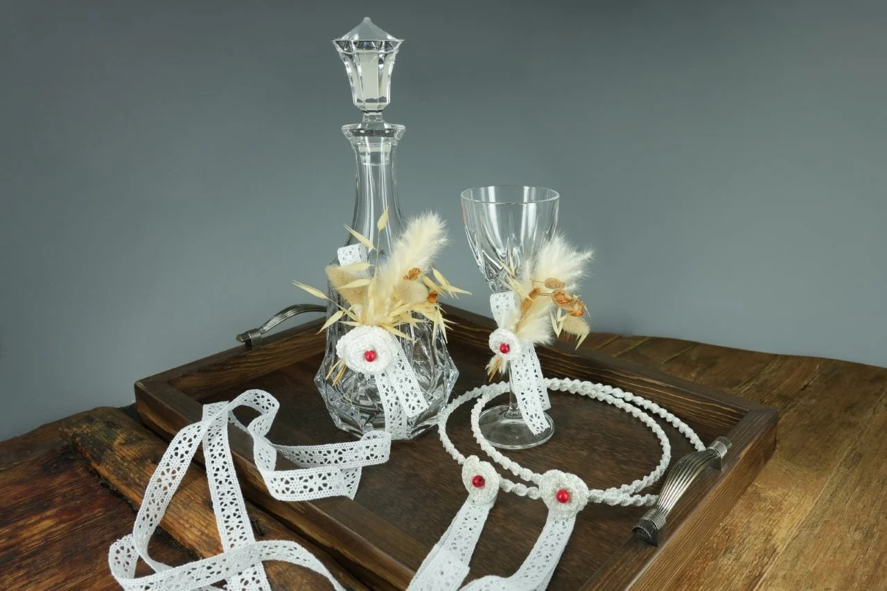Rustic Romance – Χειροποίητο Σετ Γάμου με Πλεκτά Λουλούδια & Κόκκινα Κοράλλια 1 Rustic Romance – Χειροποίητο Σετ Γάμου με Πλεκτά Λουλούδια & Κόκκινα Κοράλλια